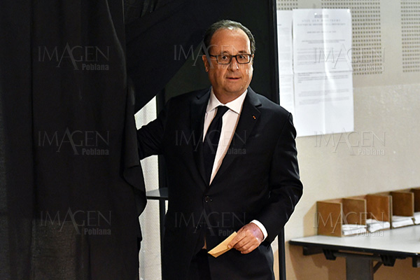 Hollande llama a defender Francia de Le Pen y votar por Macron