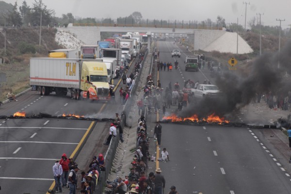 Pobladores de Palmarito bloquean la pista y lanzan cohetones a helicóptero