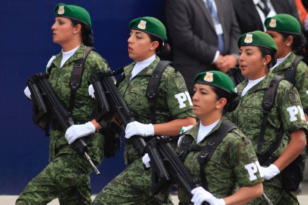 Militares marcharon con gallardía, pero de luto