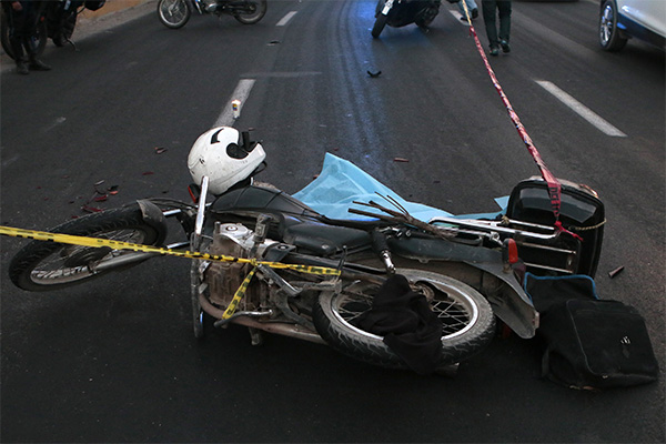 Reportan grave a policía tras chocar su motocicleta contra un automóvil