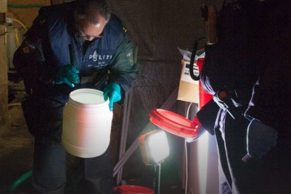 Policía holandesa busca a 2 sospechosos de "droga de yihadistas"