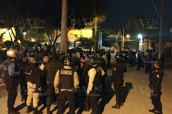 Policías salvan a dos rateros, pero acaban apedreados