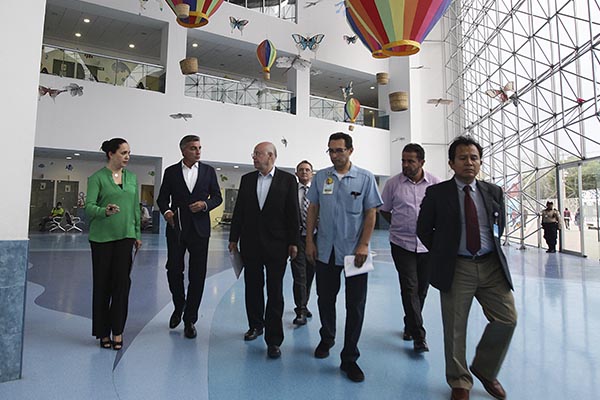 José Narro y Gali supervisan evolución médica de afectados en Chilchotla