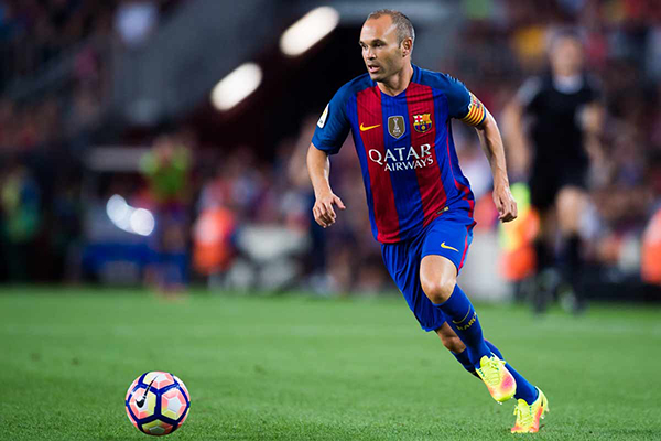 Andrés Iniesta celebra 33 años, considerado referente del club Barcelona