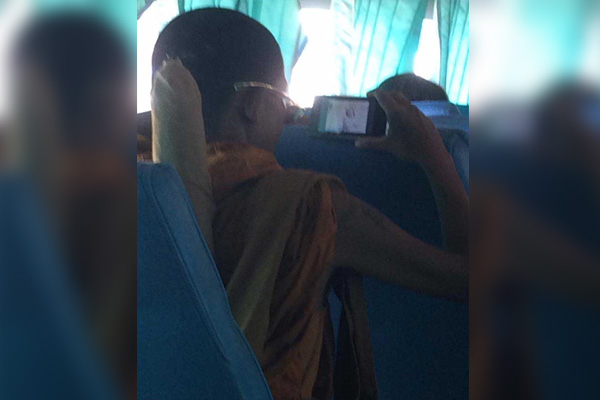 Sin rubor alguno, monje budista veía pornografía en su celular