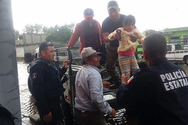 Suman 300 damnificados y 35 casas dañadas en Santa Catarina