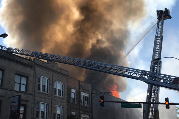Incendio destruye mueblería mexicana en Chicago