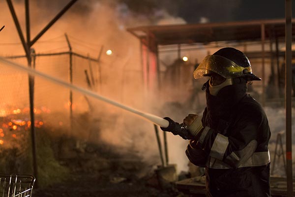 Dos lesionados graves: uno en incendio, otro en construcción