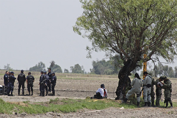 Huachicoleros pierden el control y provocan fuga de combustible