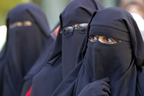 Alemania considera prohibir burka a conductoras