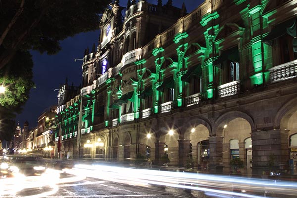 Se ilumina de verde el Palacio Municipal