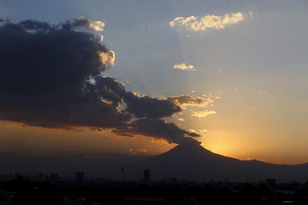 Lanza el Popocatépetl fumarola de 1,200 metros