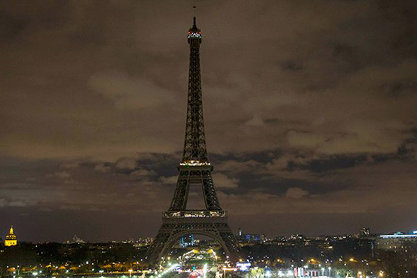 Apagan luces de la Torre Eiffel en homenaje a víctimas de Londres