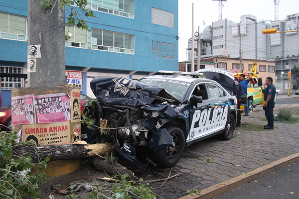 Patrulla hace destrozos; aseguran transeúntes que los policías iban ebrios
