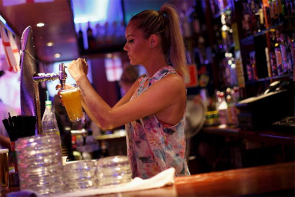 Discoteca busca a mesera “guapa, de buen físico y sin novio celoso”