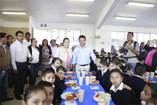 Leo Paisano y Lety Zamora entregan comedor escolar en primaria