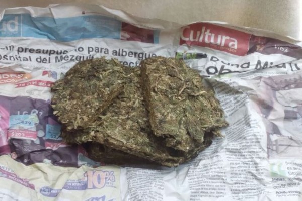 Aseguran a sujeto que viajaba con medio kilo de mariguana