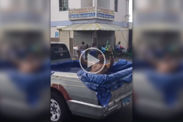 Convierte su camioneta en una alberca y lo presume en las calles
