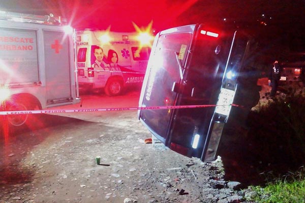 Vuelca camioneta con equipo de basquetbol; hay cuatro muertos