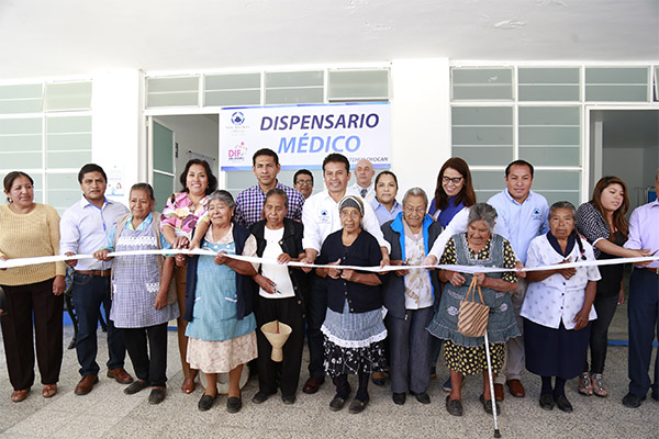 Leo Paisano y Lety Zamora entregan rehabilitación del dispensario médico
