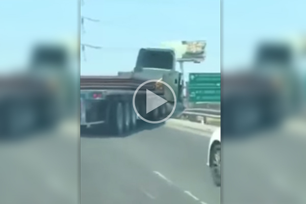 Tras discusión entre choferes, tráiler cae de un puente