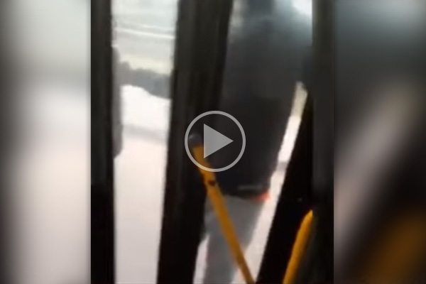 Pasajero “viaja” colgado porque el torvo chofer no le abre