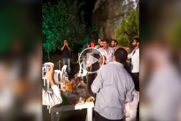Novio dispara un AK-47 en su boda y le atina al fotógrafo