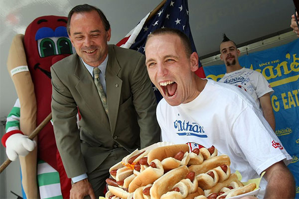 Joey "Mandibulas" impone récord al devorar 72 perros calientes en NY