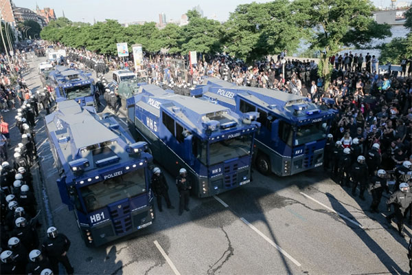 Al menos 111 oficiales de policía heridos en protesta en Hamburgo