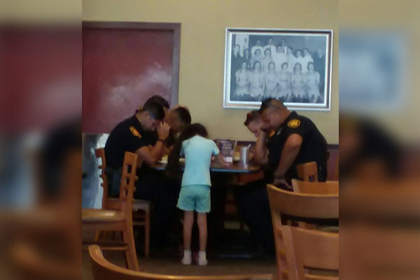 Niña de ocho años se roba el corazón de policías