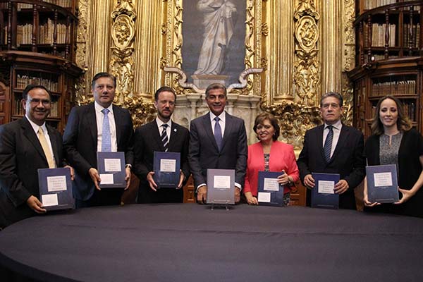 Participa Gali en presentación de edición conmemorativa de la Constitución Política