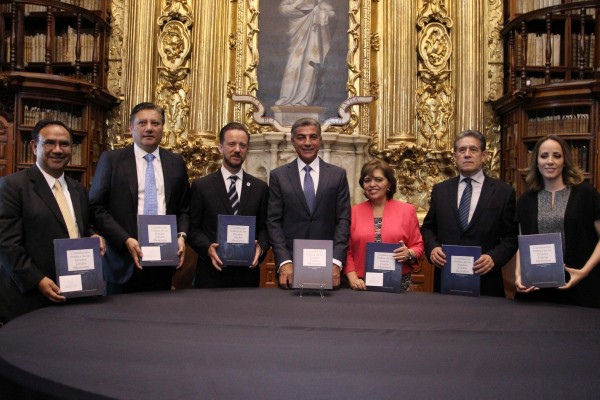 Participa Gali en presentación de edición conmemorativa de la Constitución Política de México