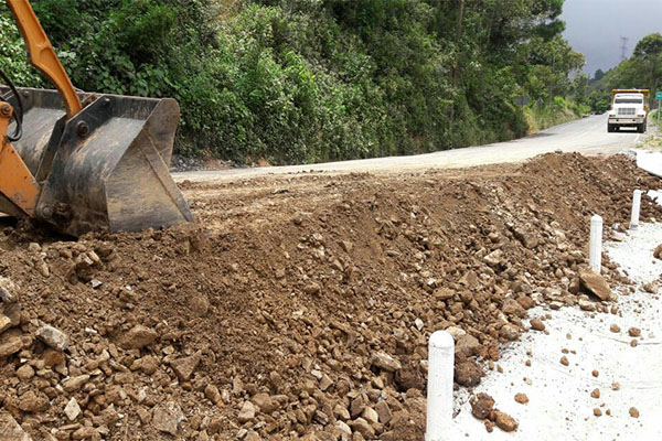 Protección civil y SIMT atienden afectaciones en vialidad de la Sierra Norte