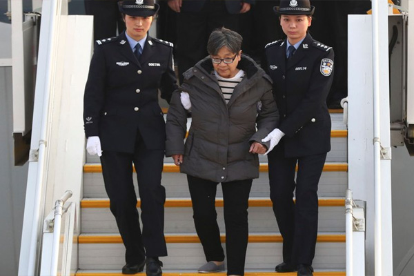 Fugitiva china más buscada es enjuiciada por malversación y sobornos