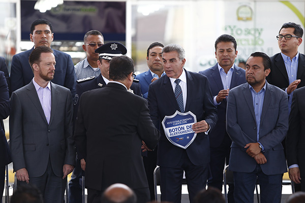 Tony Gali entrega botones de alertamiento a empresarios