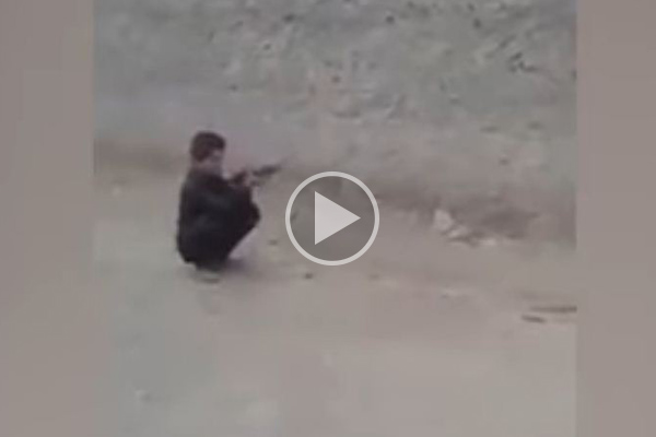 Niño “juega” disparando a una lata sobre la cabeza de otro