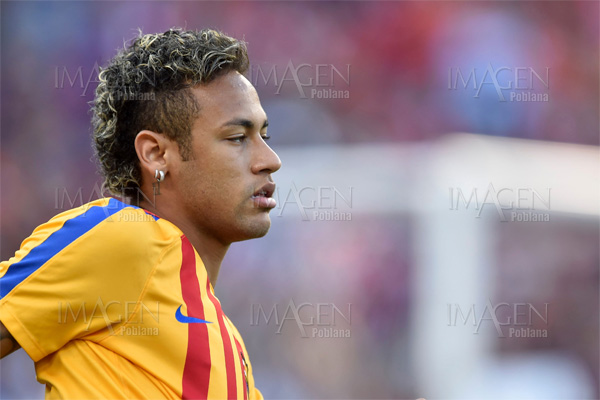 Neymar se despide de compañeros del FC Barcelona ante partida a París