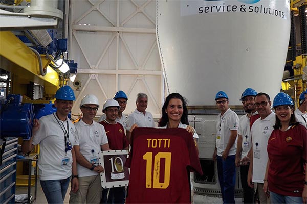 Misión cumplida, última playera que usó Totti con la Roma fue enviada al espacio