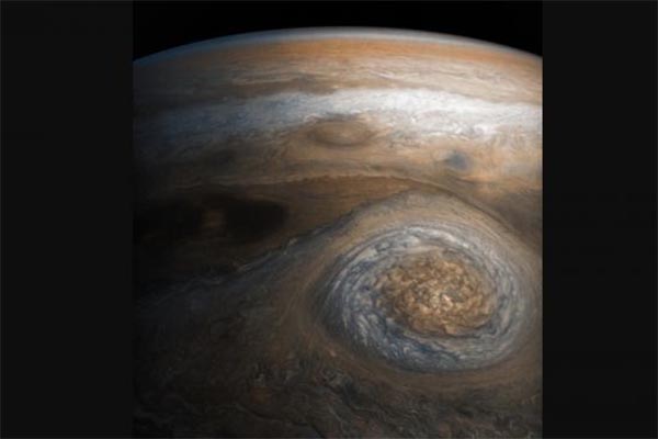 NASA capta tormenta en sur de región polar norte de Júpiter