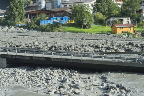 Ocho desaparecidos tras deslizamiento de tierra en Suiza