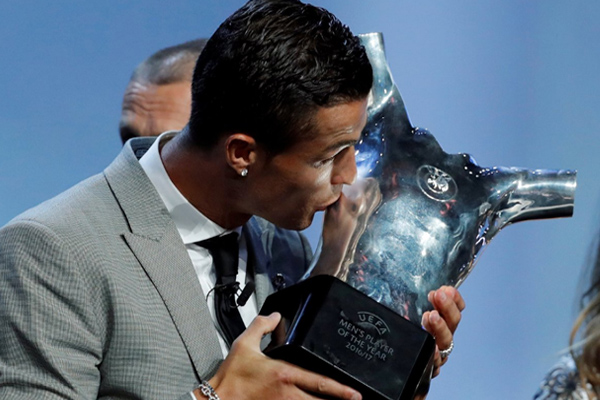 Cristiano Ronaldo es premiado como mejor jugador de UEFA