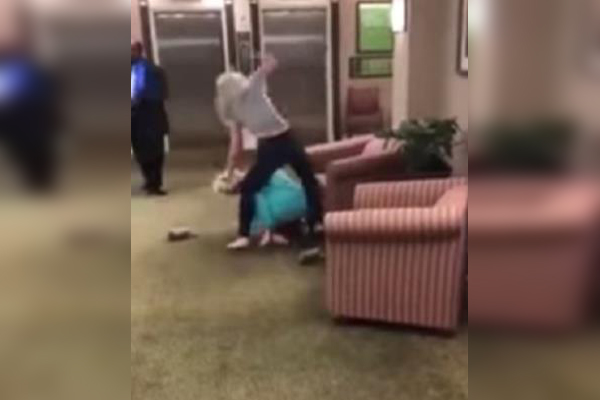Mujer pone en su lugar a una racista y le da tremenda golpiza