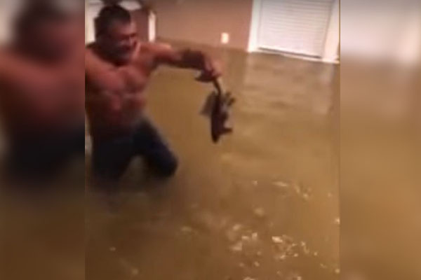 Aprovecha que Harvey inundó su casa para divertirse pescando