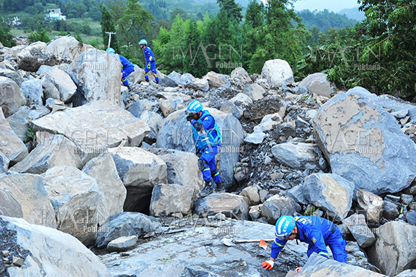 Aumenta a 23 cifra de muertos tras desprendimiento de tierra en China