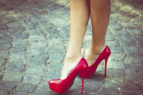 Alertan a mujeres sobre lesiones por uso de tacones altos
