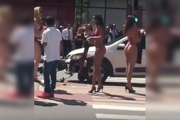 Por ver a chicas en bikini, sujeto choca su auto