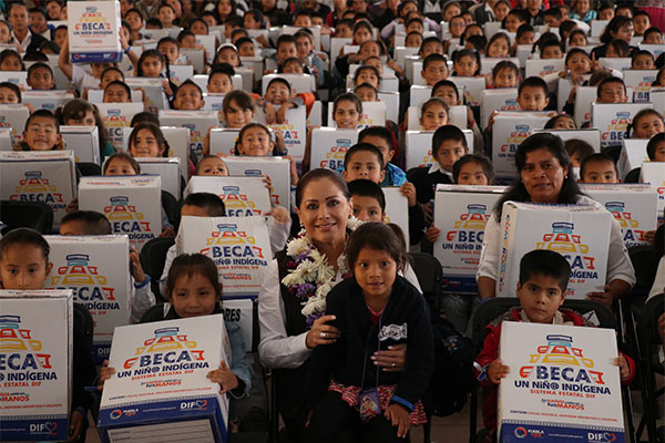 Entrega Dinorah López apoyos en Teziutlán