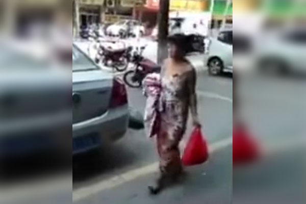 Da a luz en la calle y se retira caminando con su bebé