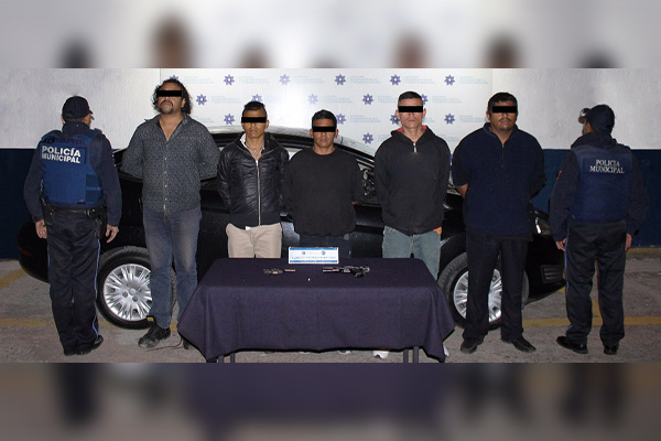 Detienen a cinco personas por posesión de arma de fuego y cohecho