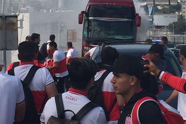 Autobús en el que se trasladaba el Necaxa sufre incendio; sin lesionados